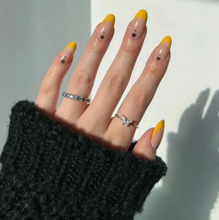 Желтый френч с коричневыми точками на длинных овальных ногтях