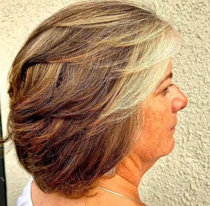 Женщина со стрижкой боб со светлыми прядями на многослойных волосах