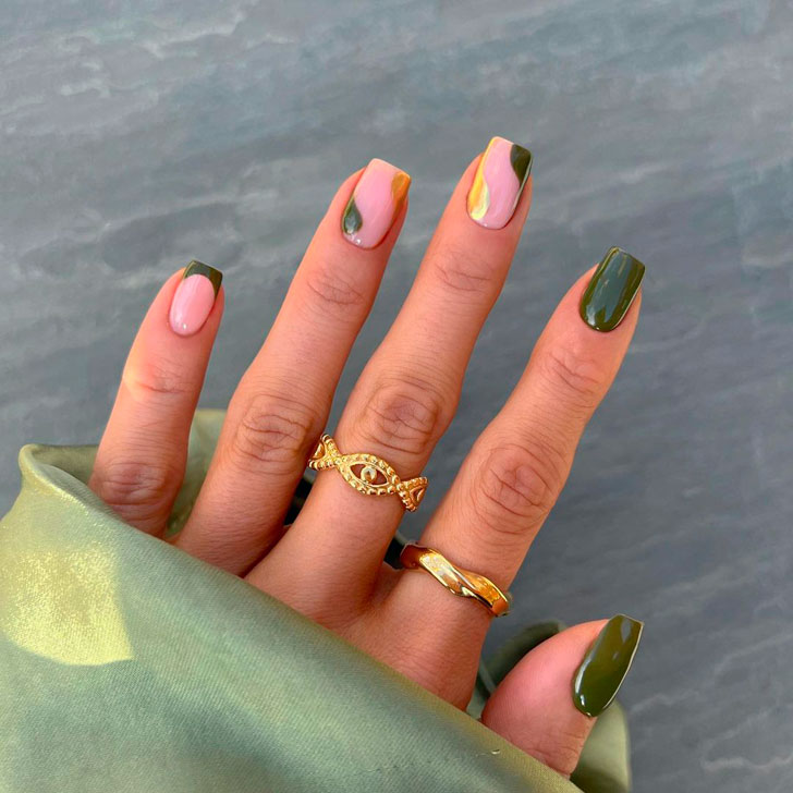 Зеленый комбинированный маникюр с золотом на ухоженных квадратных ногтях