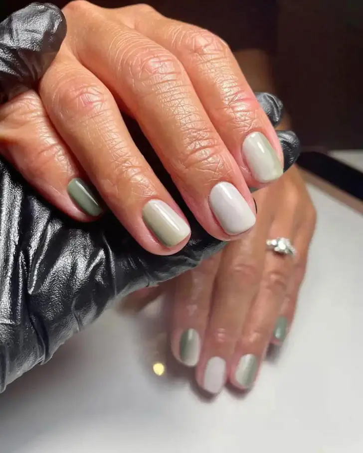 Бело-зеленый маникюр омбре на коротких натуральных ногтях