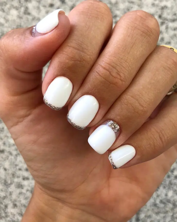 Белый френч с блестками на квадратных ногтях средней длины
