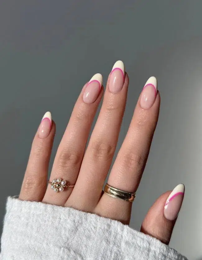 Белый френч с розовой линией на ухоженных ногтях средней длины