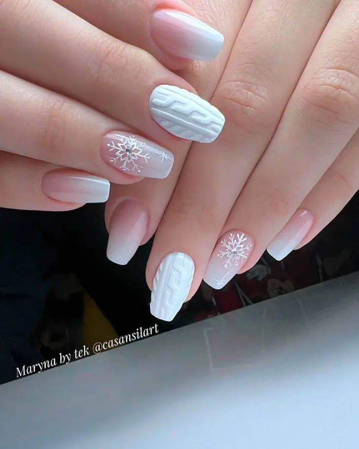 Белый маникюр омбре с тонкими снежинками на квадратных ногтях средней длины