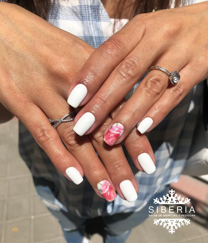 Белый маникюр с розовыми розами на квадратных ногтях средней длины