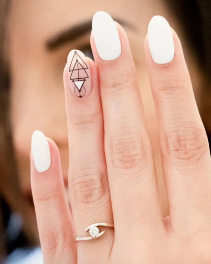 Белый маникюр с тонким геометрическим принтом на овальных ногтях
