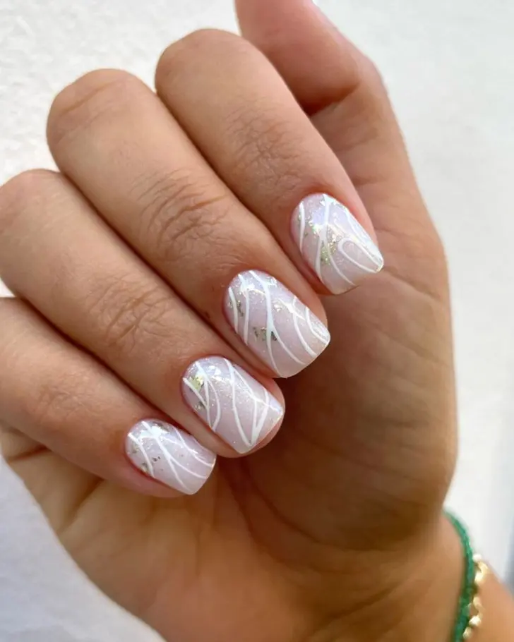 Белый маникюр с тонкими линиями и фольгой на коротких квадратных ногтях