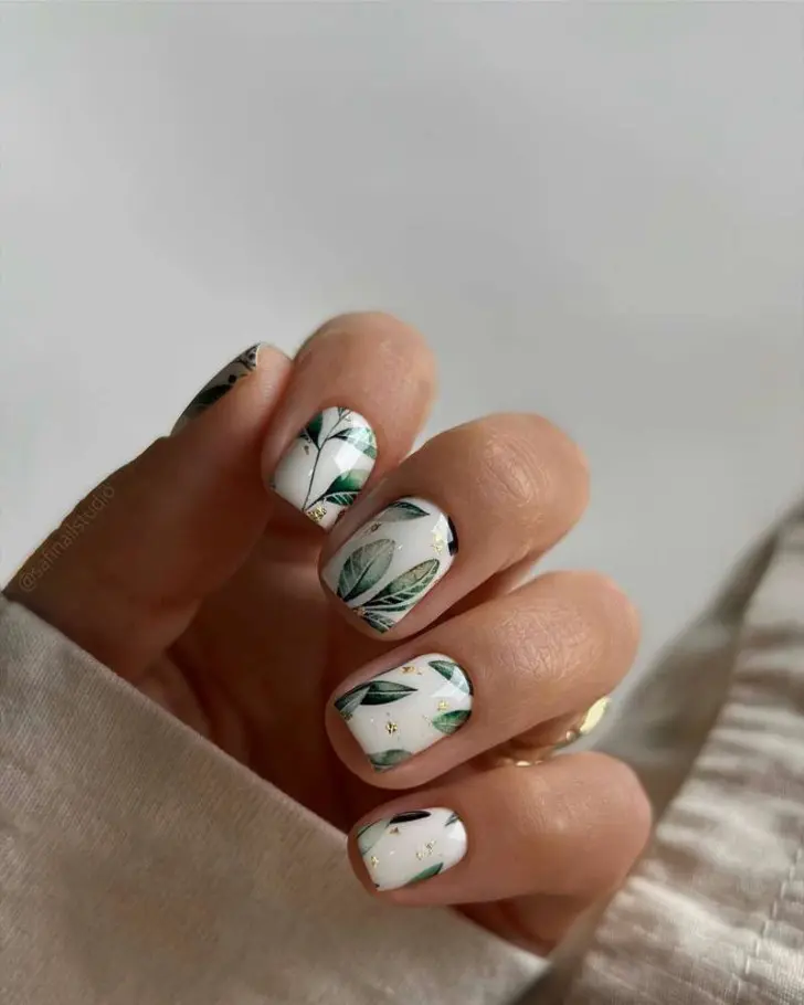 Белый маникюр с зеленым растительным принтом на коротких квадратных ногтях