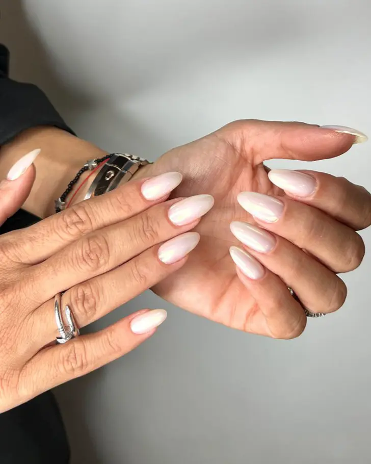 Белый жемчужный маникюр на миндальных ногтях средней длины