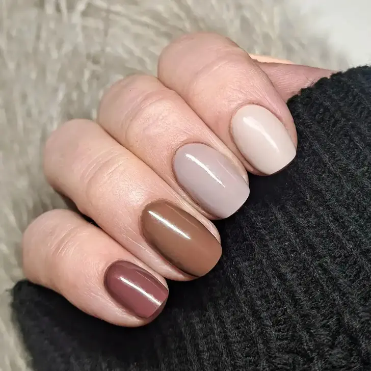 Идеи дизайна коричневых коротких ногтей
