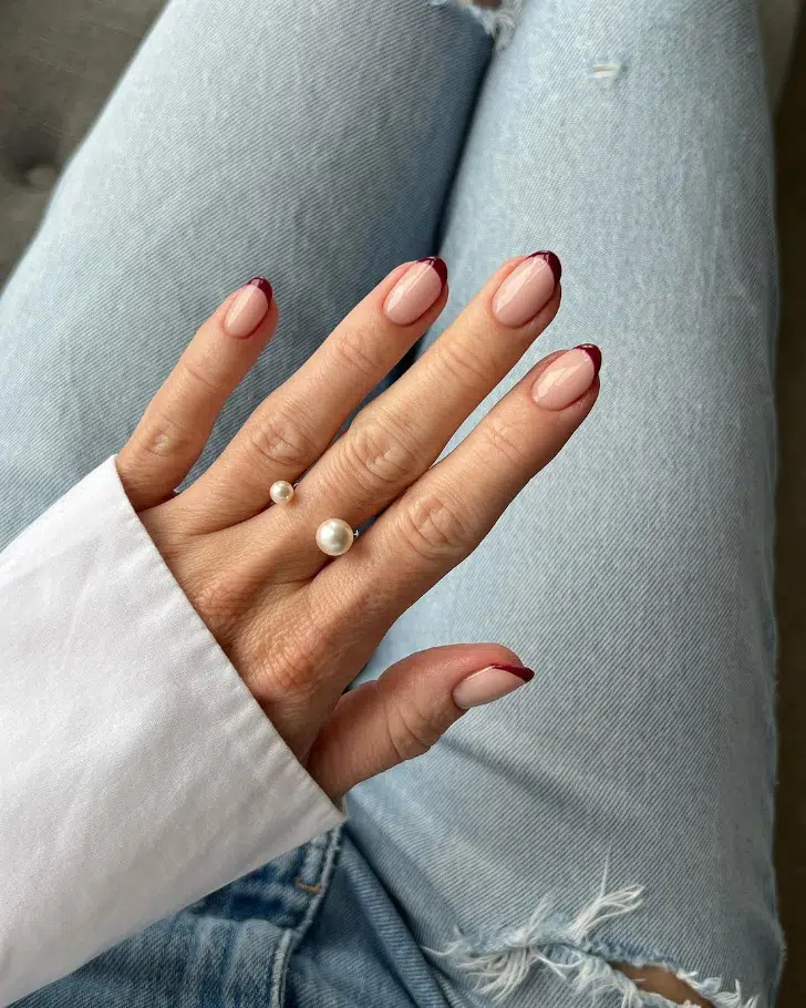 Бордовый френч с блестками на овальных натуральных ногтях