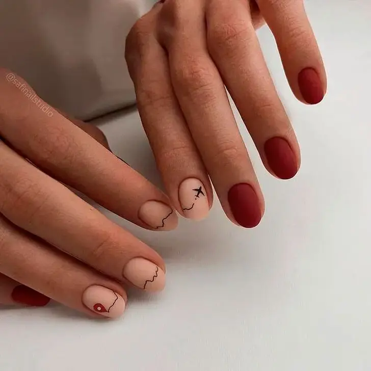 Бордовый маникюр с тонким принтом на коротких овальных ногтях с матовым покрытием