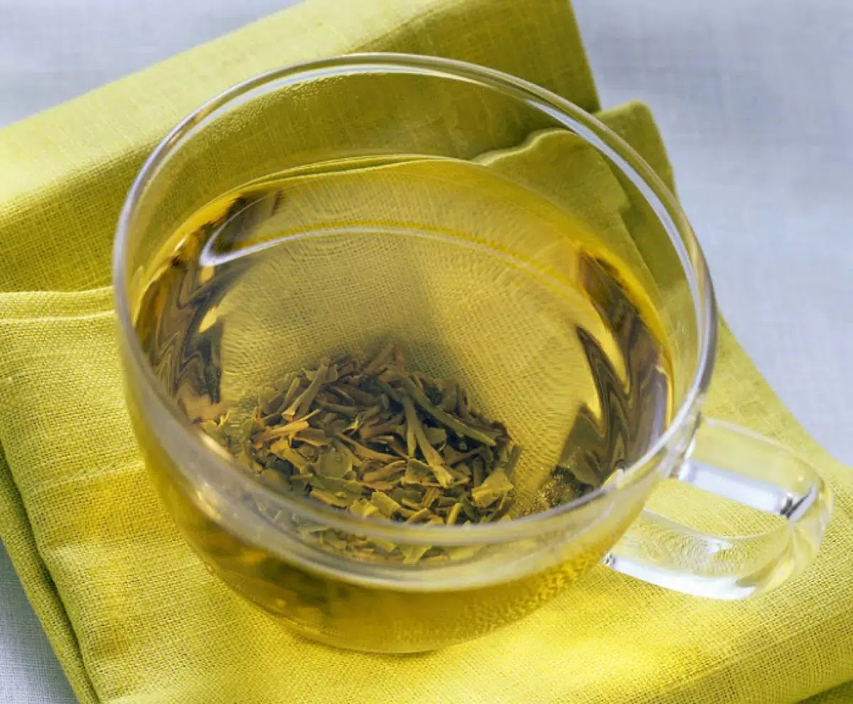 Чашка зеленого чая генмайча