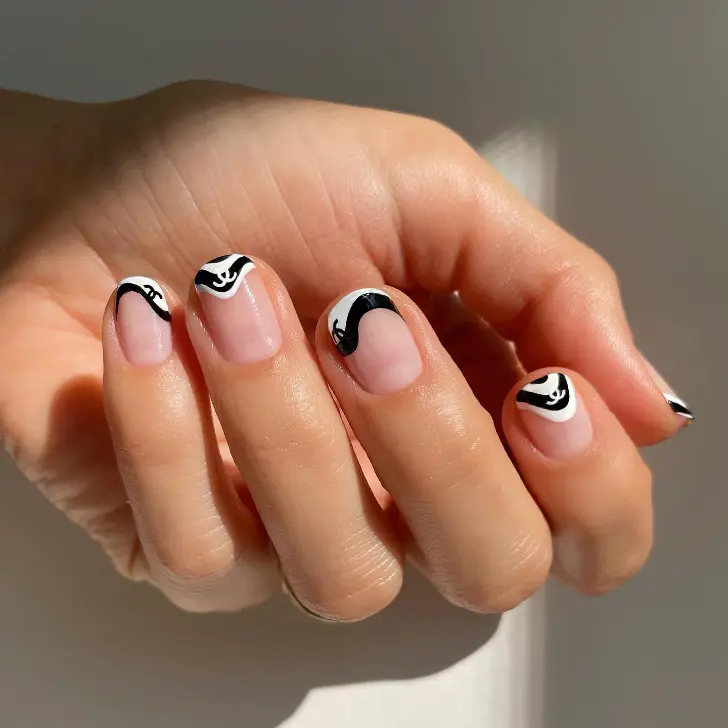 Черно-белый волновой френч на коротких натуральных ногтях