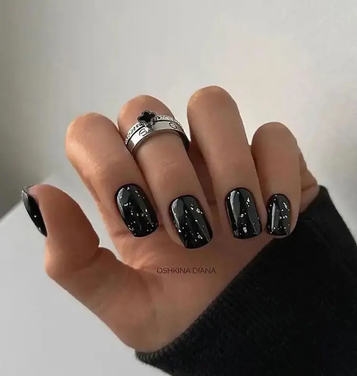 Черный маникюр с блестками на коротких квадратных ногтях