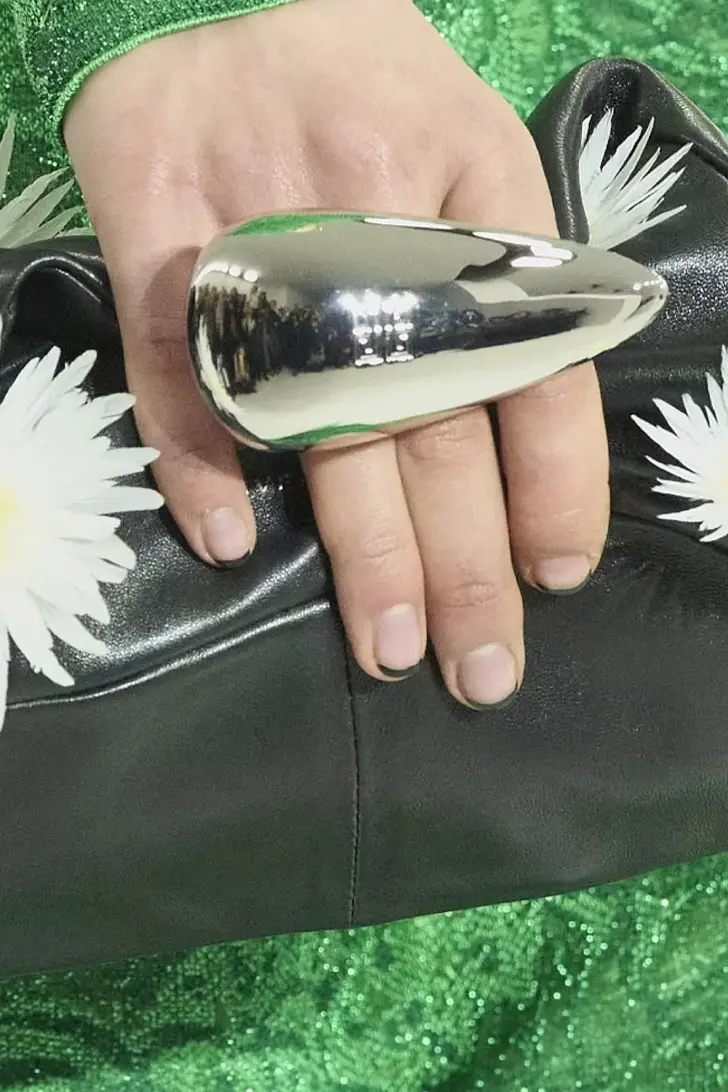 Черный тонкий френч на коротких натуральных ногтях