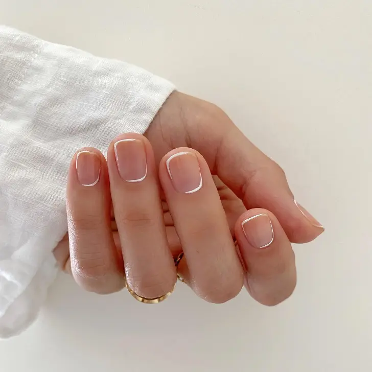 Двойной французский маникюр с тонкими линиями на коротких натуральных ногтях