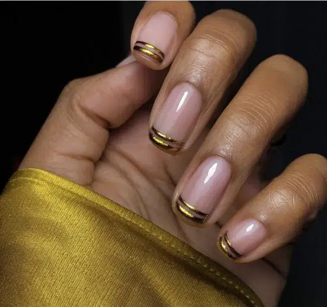 Двойной золотой френч для осени на коротких квадратных ногтях