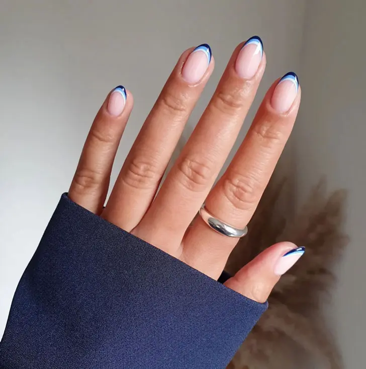Двухцветный синий френч на натуральных овальных ногтях