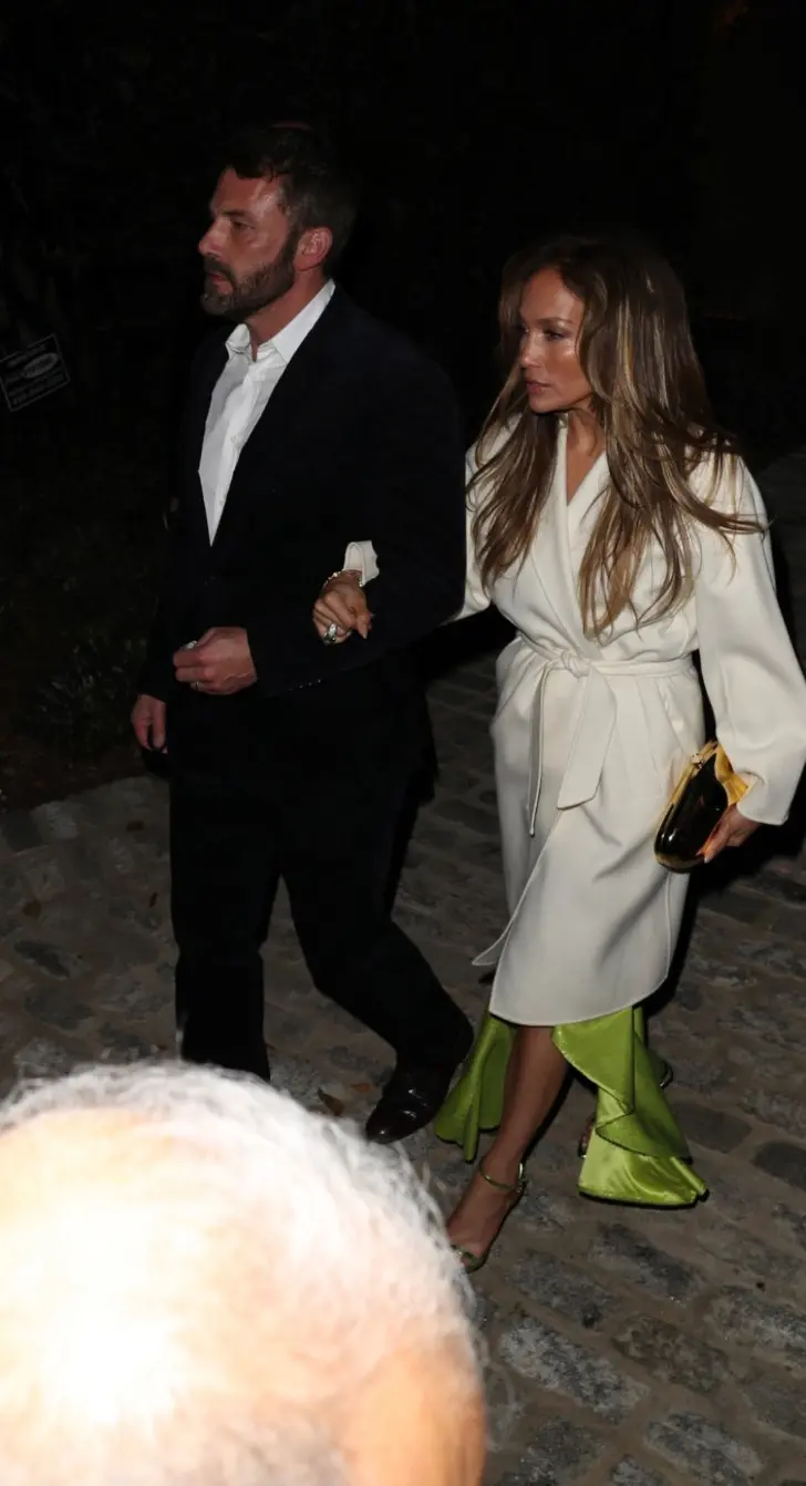 Дженнифер Лопес в белом пальто с поясом и босоножках на шпильке