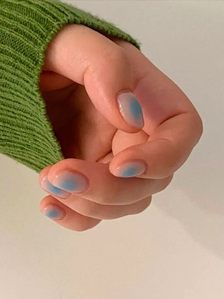 Голубой маникюр в стиле аура на коротких натуральных ногтях