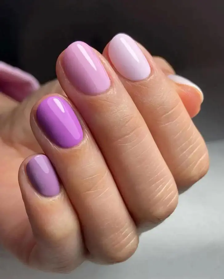 Градиентный фиолетовый маникюр на натуральных коротких ногтях