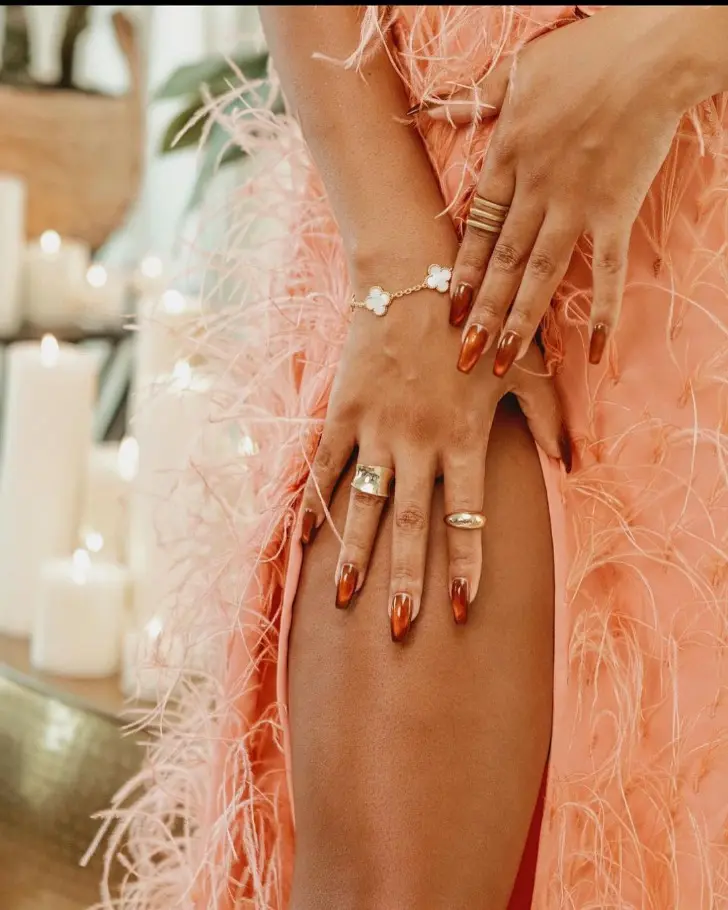 Холли Бейли с глянцевым коричневым маникюром на длинных ухоженных ногтях