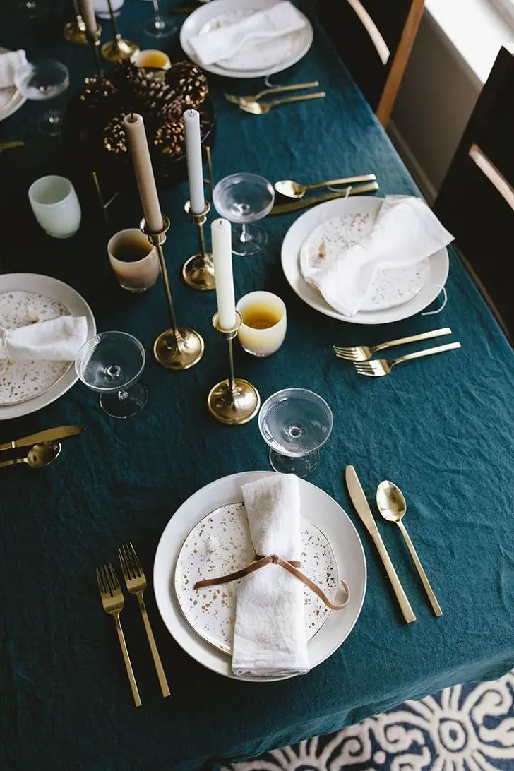 Изумрудная скатерть и золото с простыми белыми тарелками