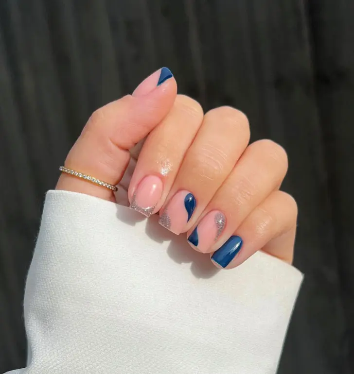 Комбинированный синий маникюр маникюр с блестками и завитками на коротких ногтях