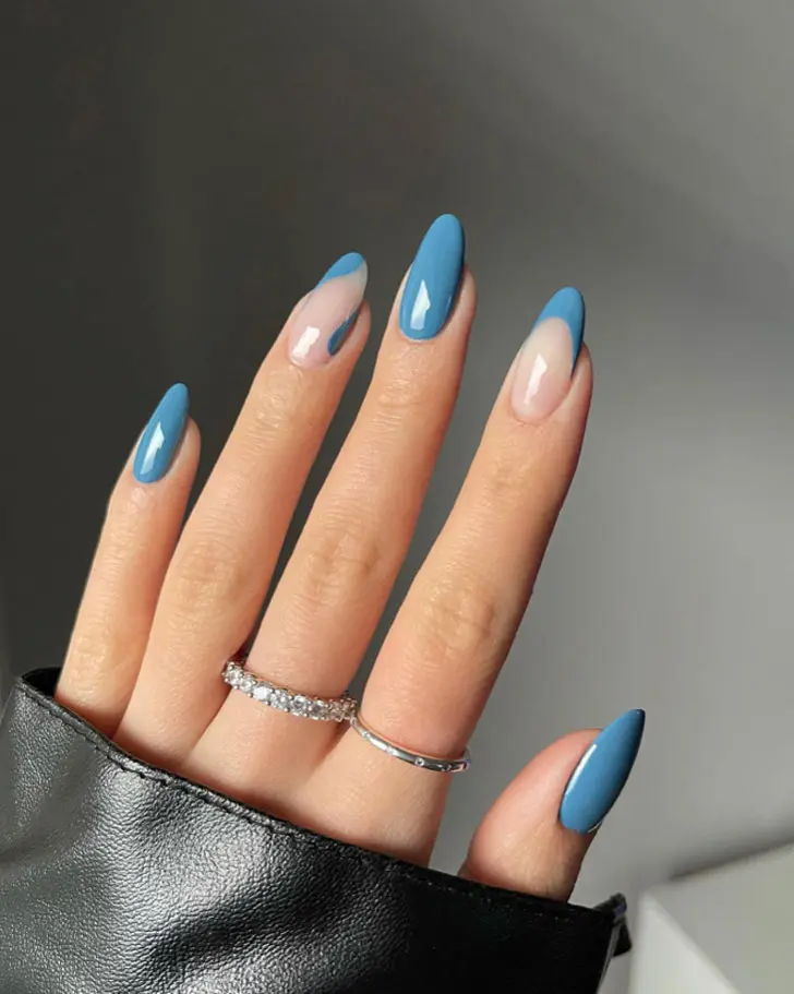 Комбинированный синий маникюр на длинных овальных ногтях