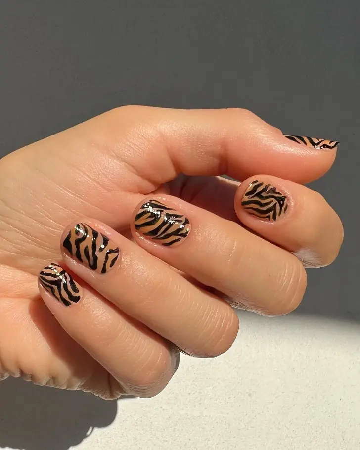 Коричневый маникюр с черным принтом зебры на коротких квадратных ногтях