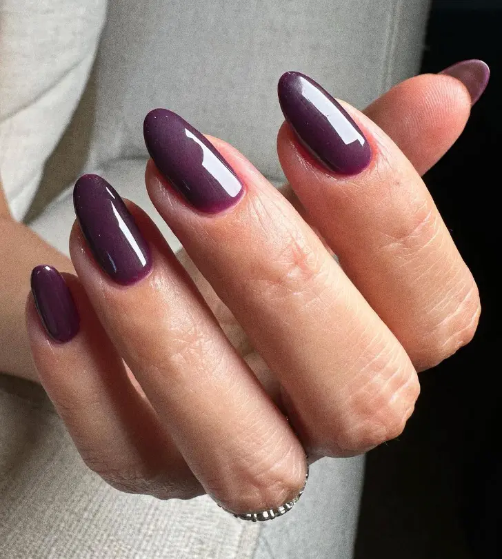 Кортни Кардашьян с осенним фиолетовым маникюром на овальных ногтях средней длины