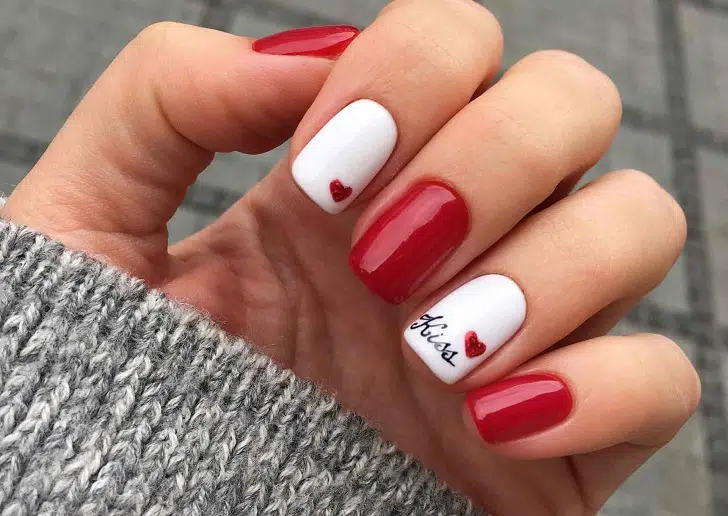 Красно белый маникюр на коротких ногтях квадратной формы