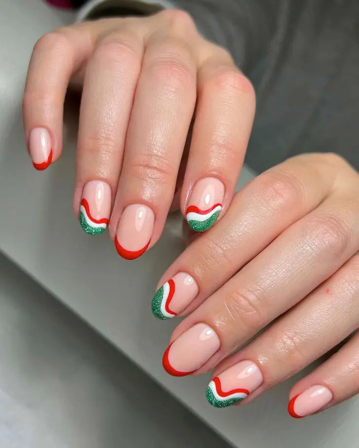 Красный френч с зелеными и белыми волновыми узорами на овальных ногтях