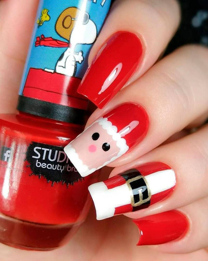 Красный маникюр с принтом деда мороза на длинных квадратных ногтях