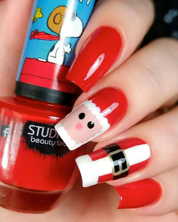 Красный маникюр с принтом деда мороза на длинных квадратных ногтях