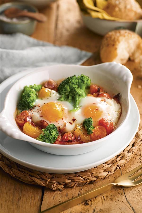 Легкий рецепт ужина яйца с брокколи и помидорами