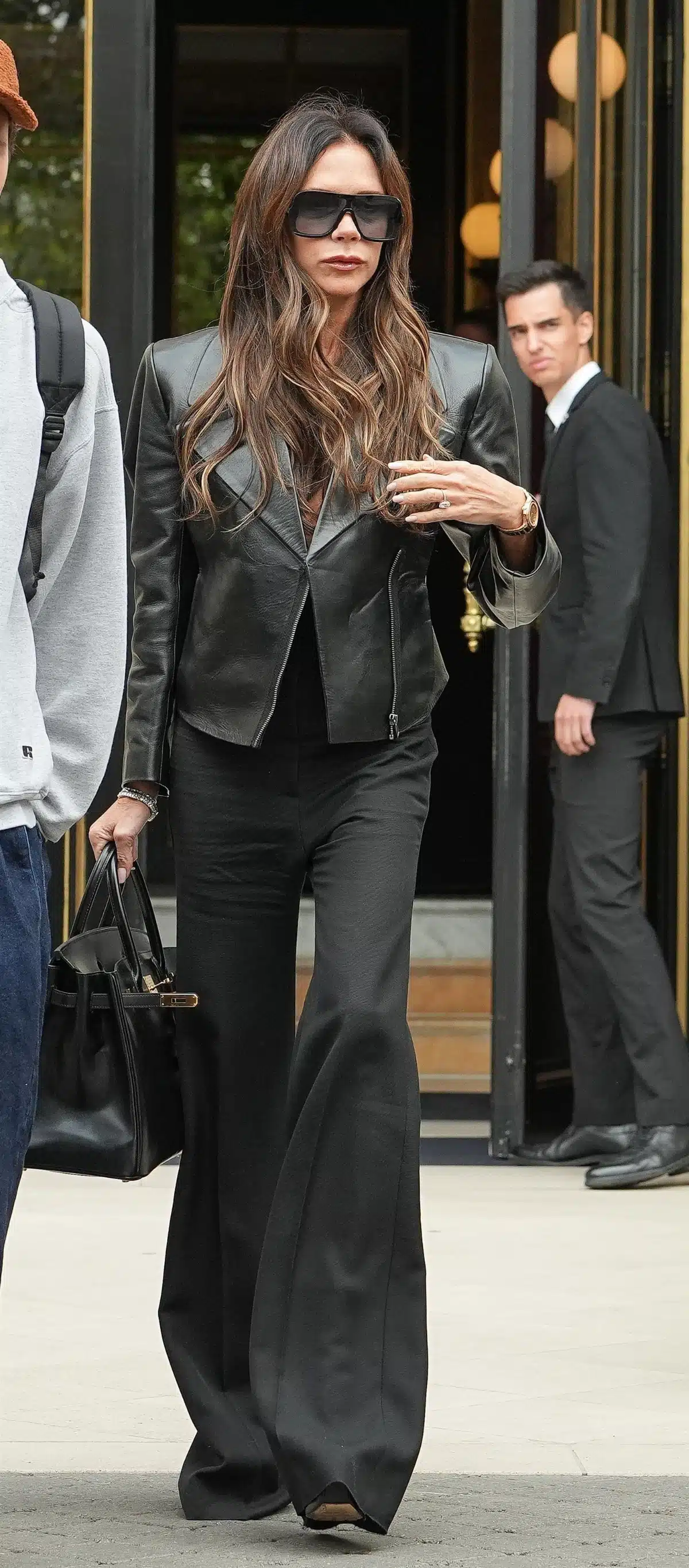 Виктория Бекхэм с маникюром омбре и черных брюках в пол