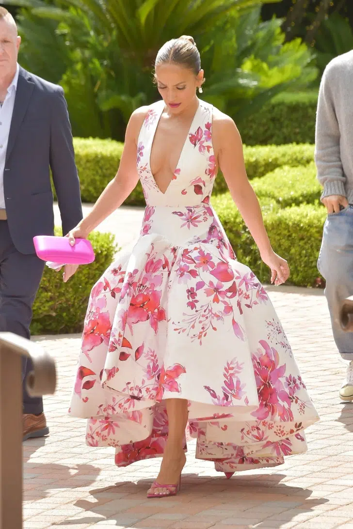 Дженнифер Лопес в белом платье с пышной юбкой, украшенной розовыми цветами