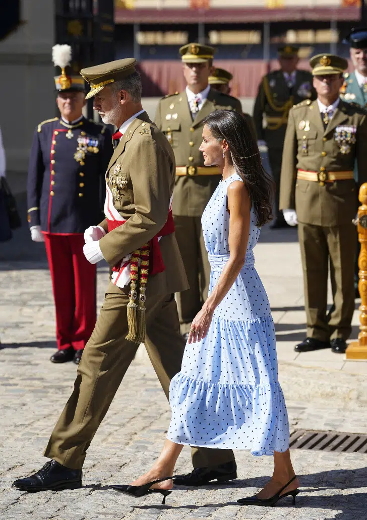 Королева Летиция в нежном платье и любимых туфлях сопровождает мужа