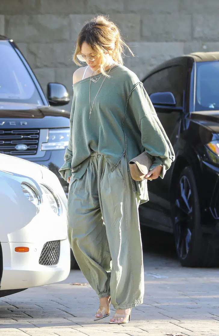 Дженнифер Лопес в свободных брюках, босоножках и свитере оверсайз
