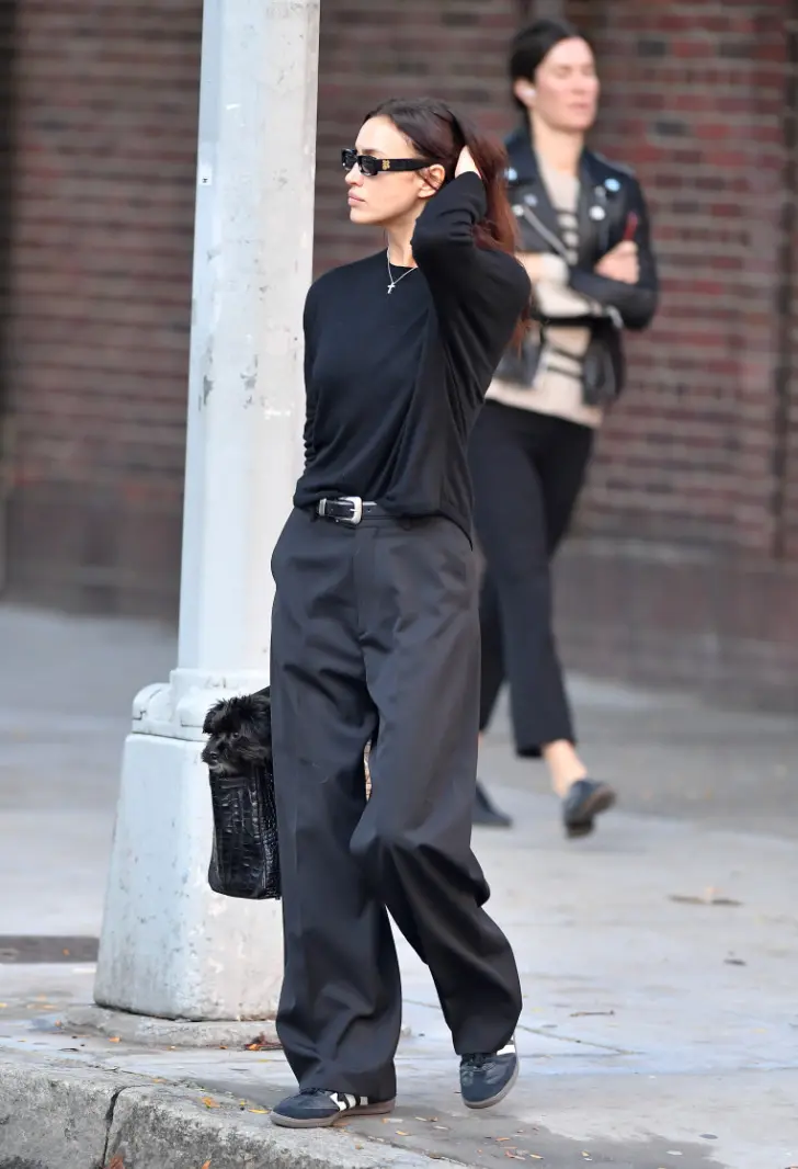 Ирина Шейк в кроссовках адидас, модных брюках и черном топе