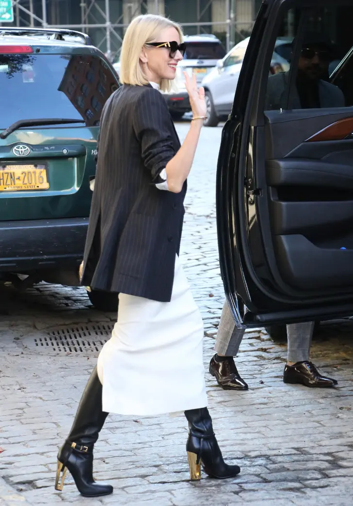 Наоми Уоттс в стильном наряде и стрижкой боб на прямых белых волосах
