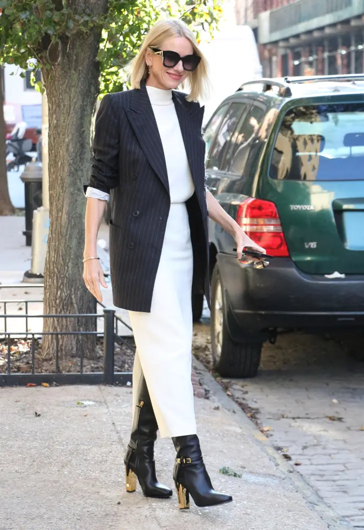 Наоми Уоттс в белом платье, черном пиджаке и сапогах выглядит элегантно
