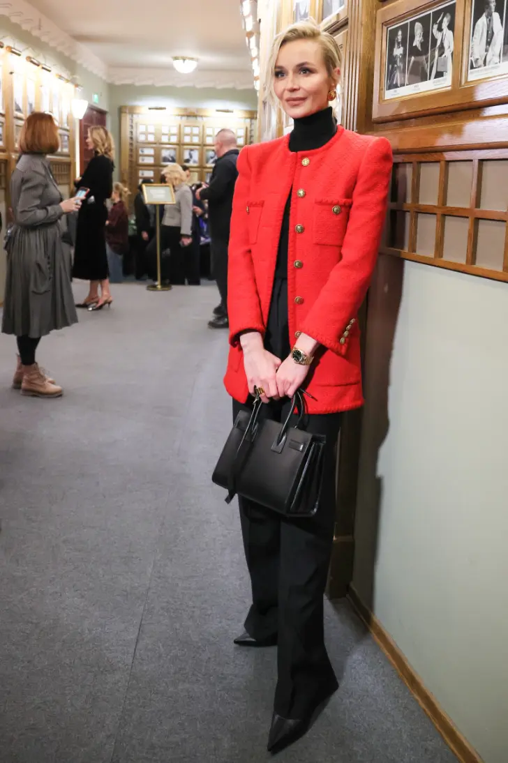 Полина Гагарина в черных брюках, водолазке и красном жакете