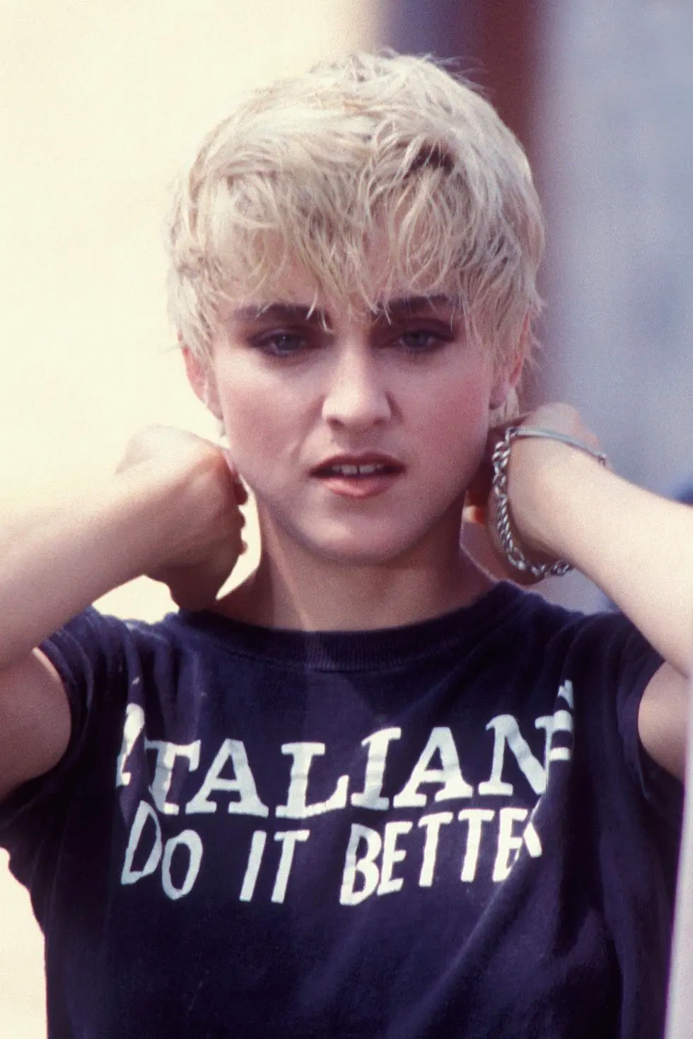Мадонна с взлохмаченной стрижкой пикси с челкой на светлых волосах