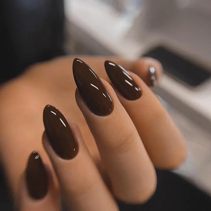 Маникюр темного шоколадного оттенка на миндальных ногтях