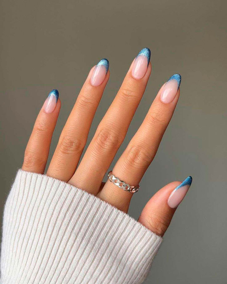 Металлизированный голубой френч на овальных ногтях средней длины