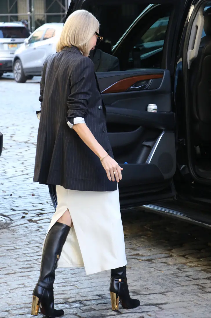 Наоми Уоттс в черных сапогах до колен с золотыми каблуками и белом платье