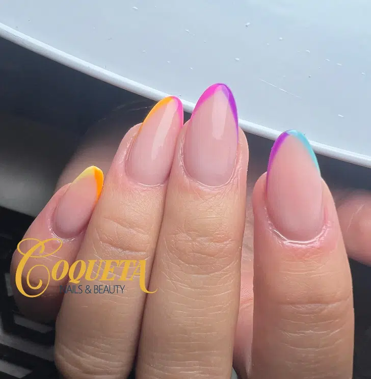 Многоцветный френч на миндальных ногтях средней длины