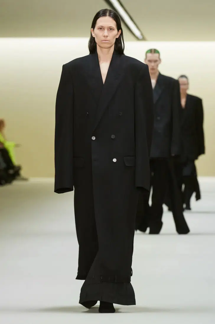 Модель в черном деловом пальто до пола в стиле оверсайз от Вalenciaga